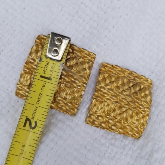 Vintage golden‎ square textured earrings - Picture 5 of 7
